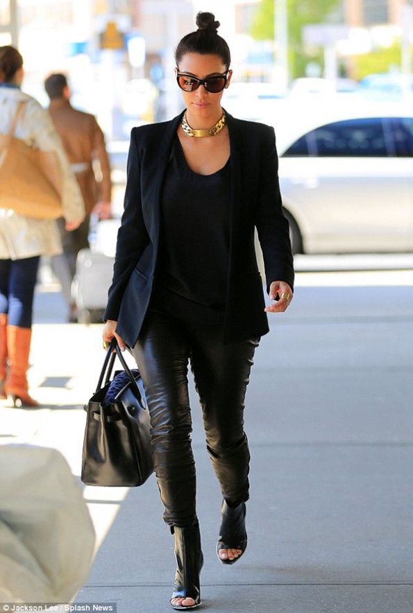 Kim-Kardashian-look-total-black