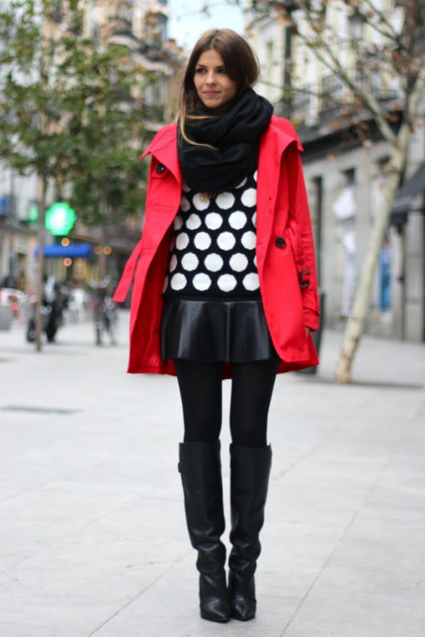 street_style-look-outfit-leather_skirt-high_boots-polka_dot-sweater-black_and_white-trench-red-lunares-falda_cuero-botas-gabardina-trendy_ta_zps2a386e22-e1369696769613